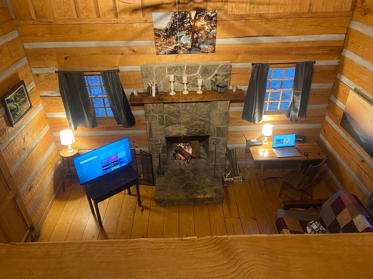 Cozy log cabin near Buffalo River pet friendly.