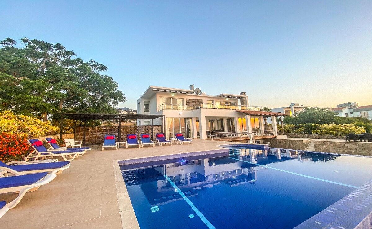 Ocean villa, sleeps 10, Private pool, WiFi & ACs