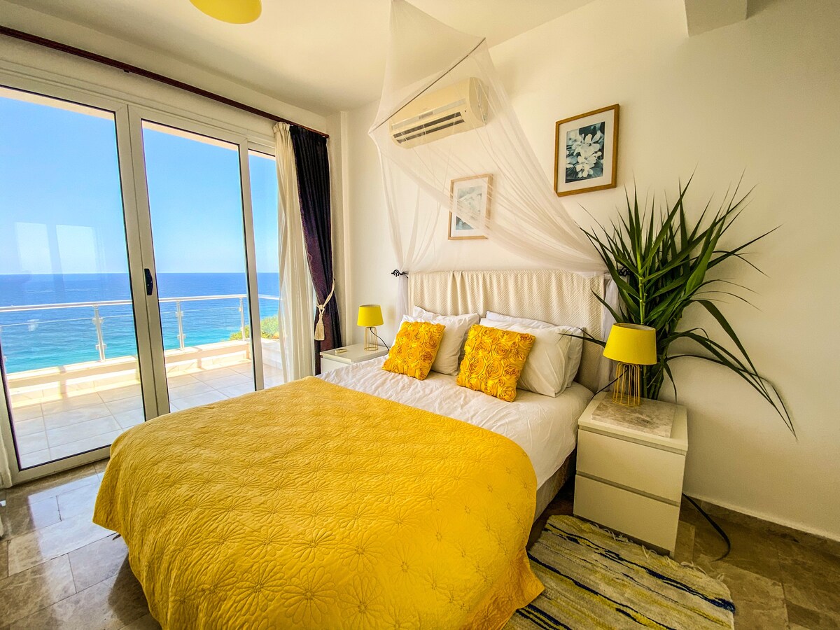 Ocean villa, sleeps 10, Private pool, WiFi & ACs
