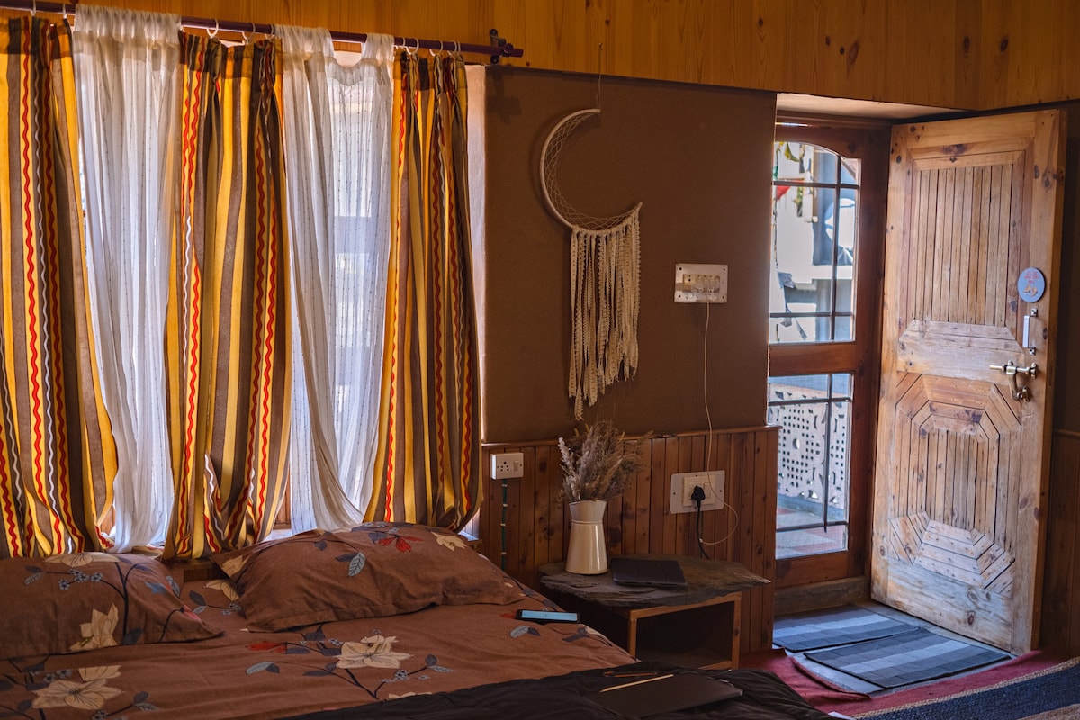 Gharsa -A Cozy Hidden Himalayan home w/pvt kitchen