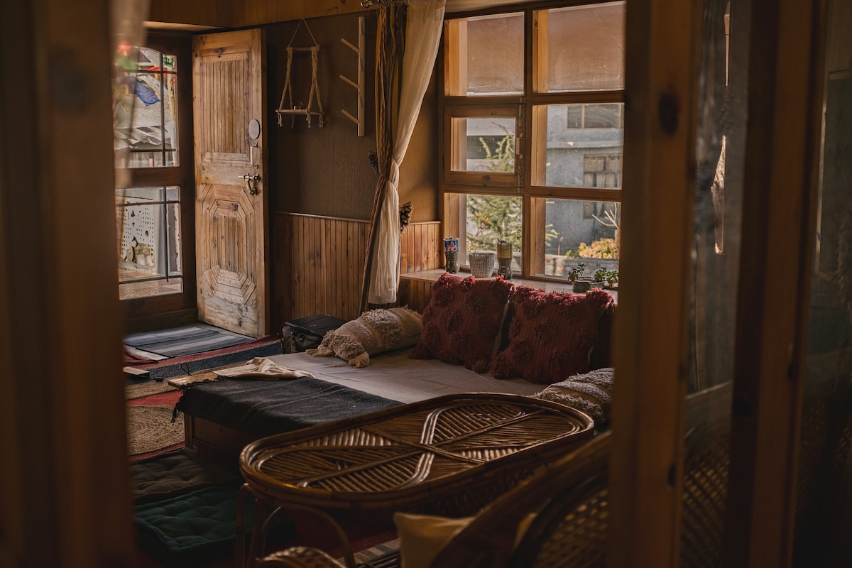 Gharsa -A Cozy Hidden Himalayan home w/pvt kitchen