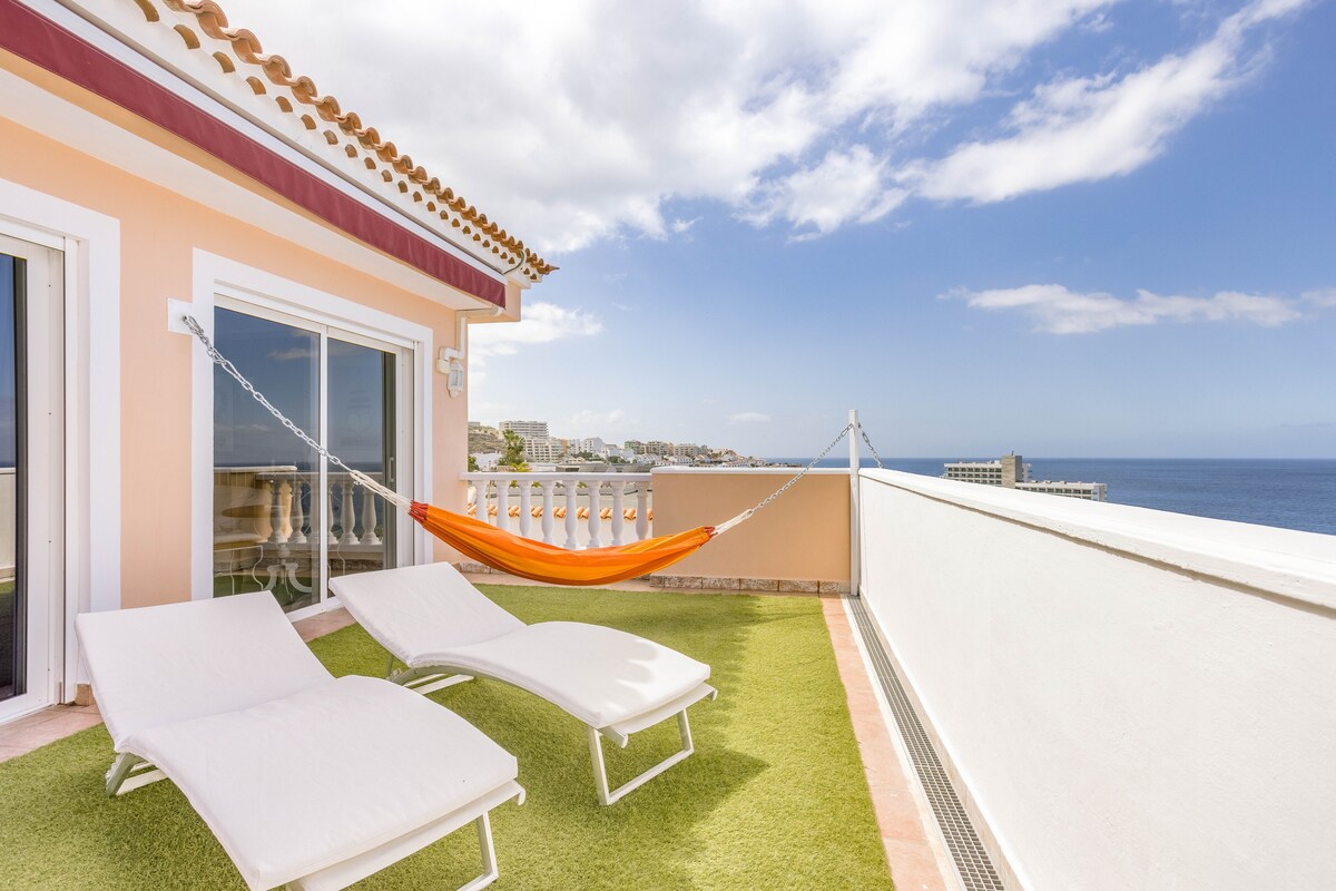 Spacious penthouse with fantastic seaviews