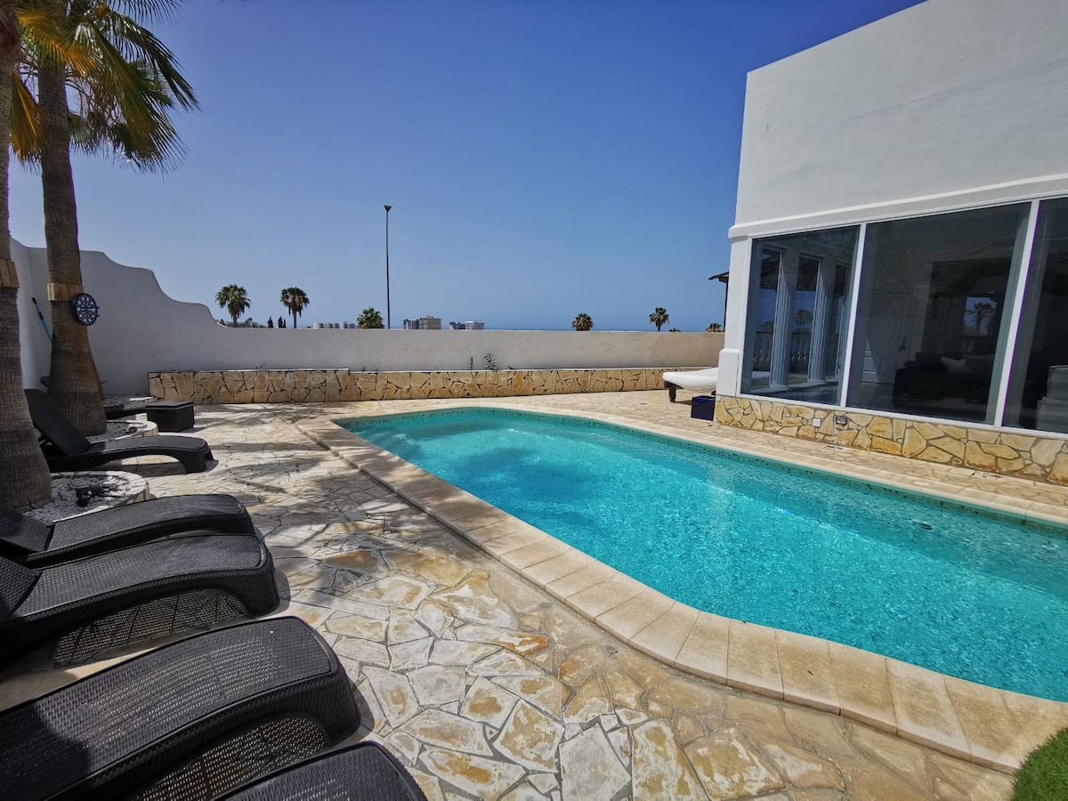 La Perla别墅，恒温泳池，距离海滩5分钟路程
