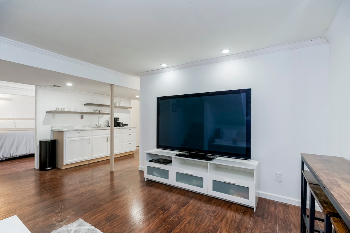 Cozy Newly Remodeled Separate Basement