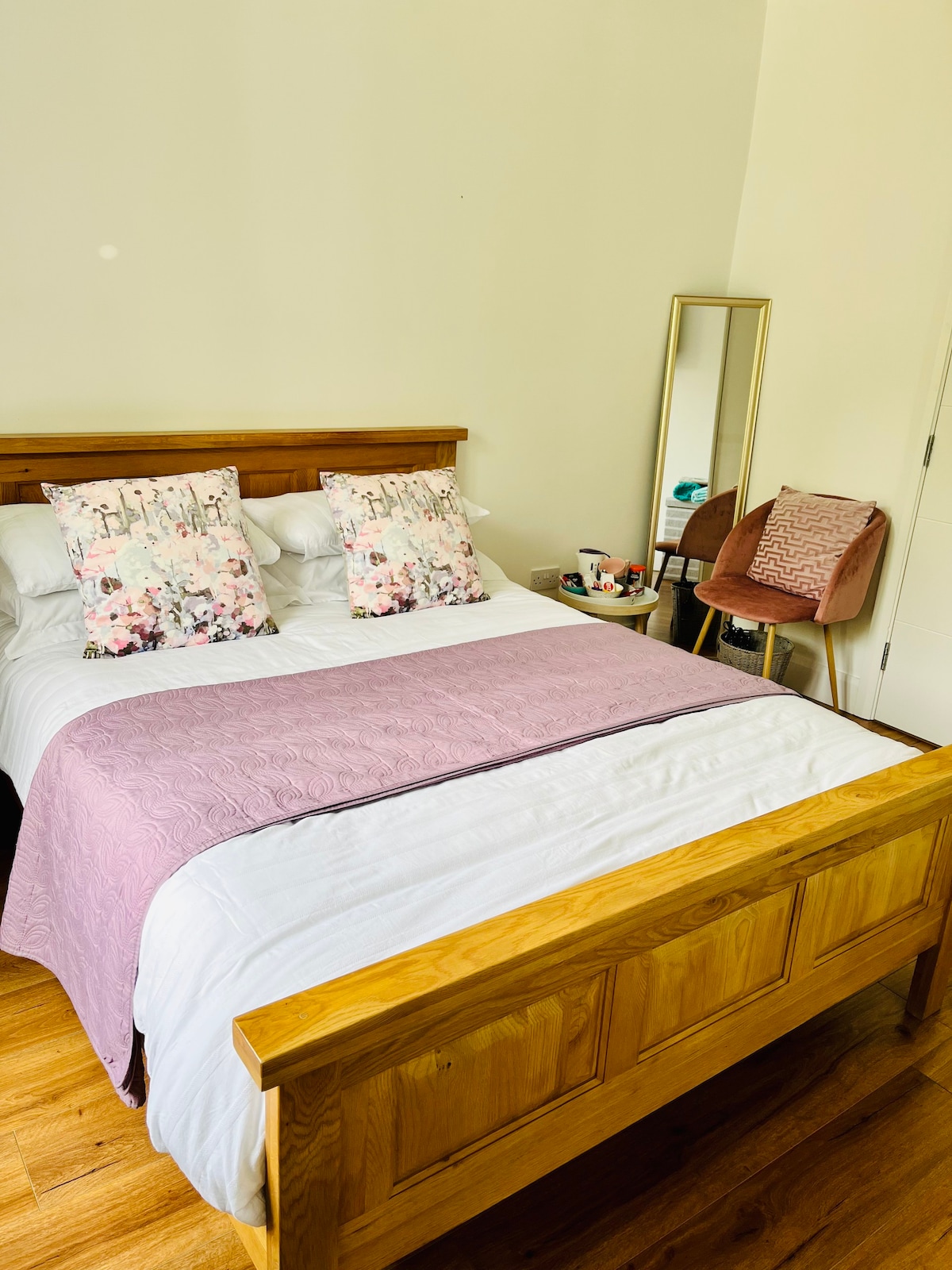 装修过的套房双人床卧室，位于乡村风格的房源内