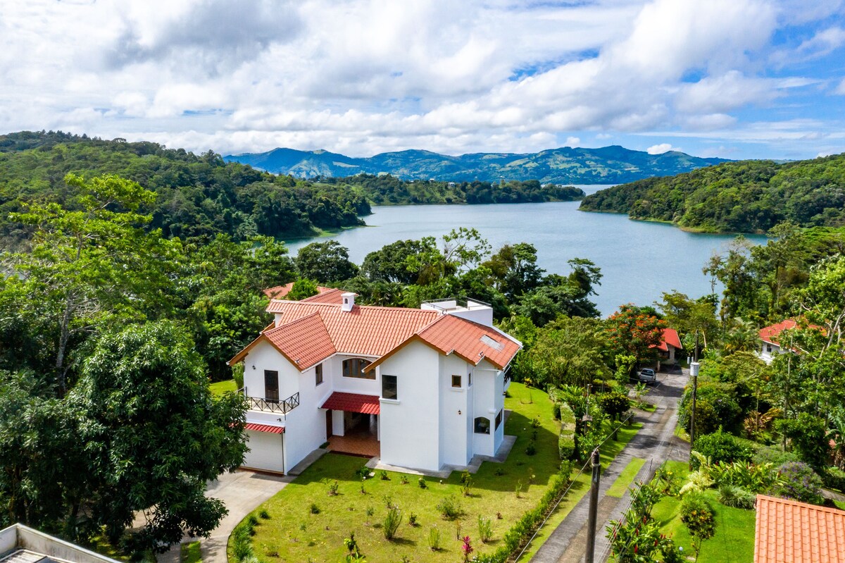 阿雷纳尔湖豪华别墅（ Luxury Villa Lake Arenal ） -安静的门禁社区。