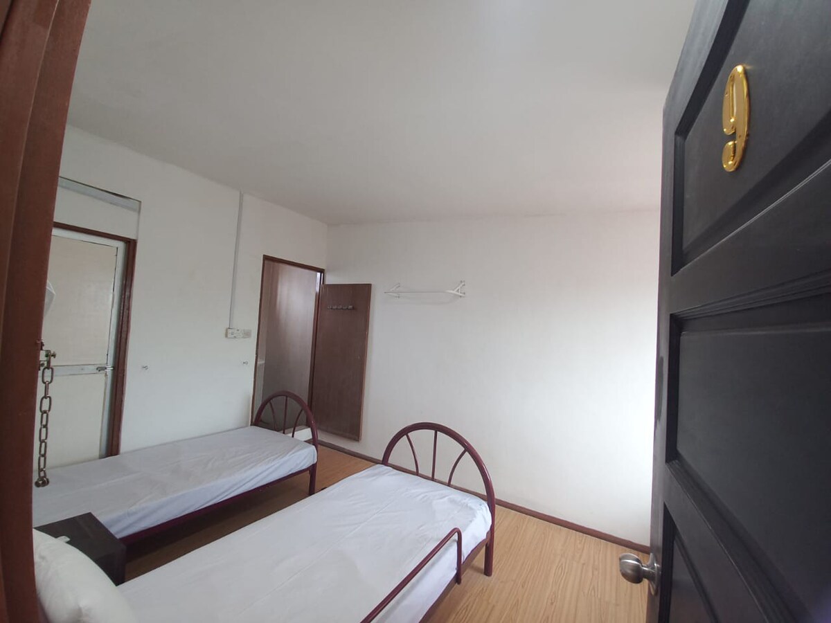 Kenyalang Park-Double Bed Shared Bathroom upstair