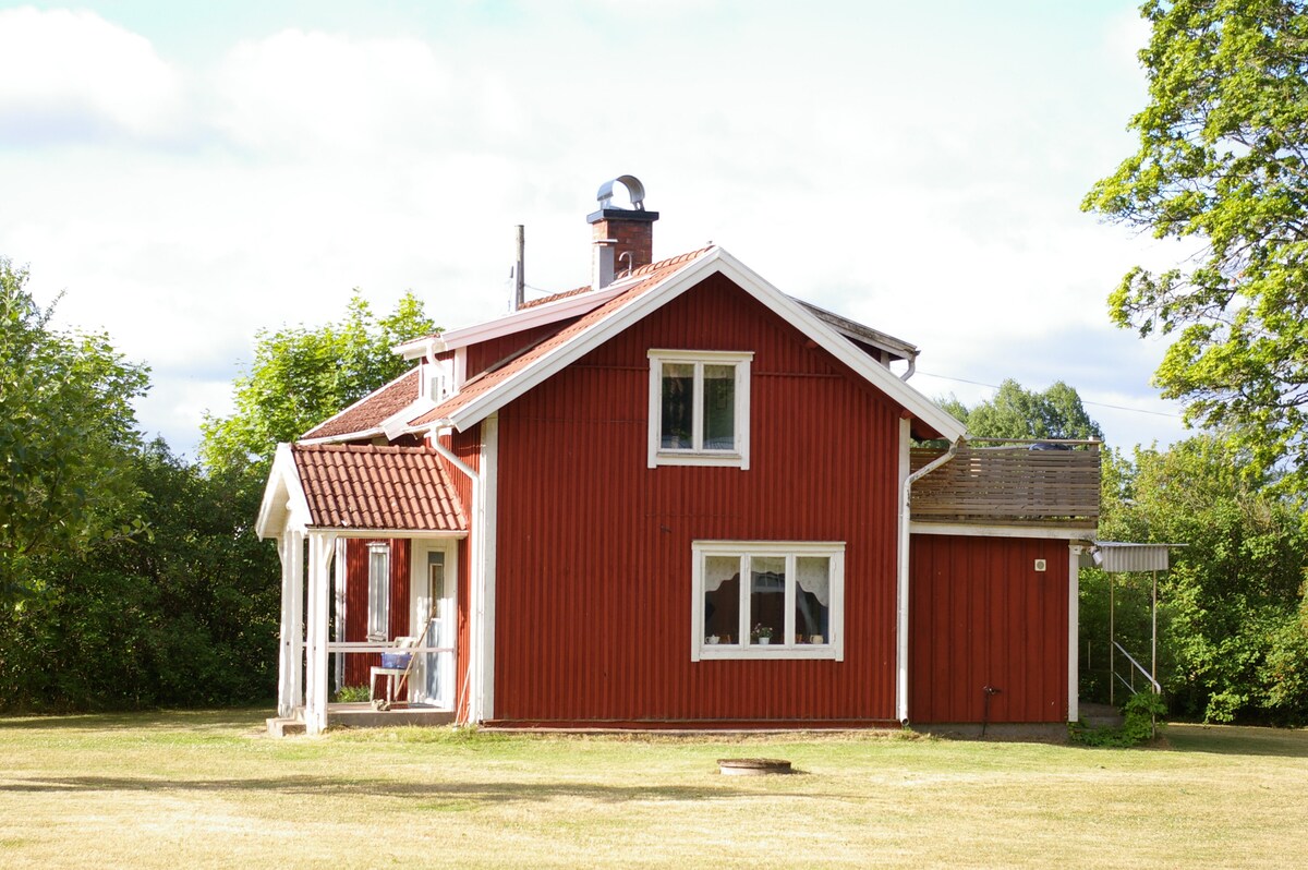 Stuga med fin sjöutsikt nära sandstrand