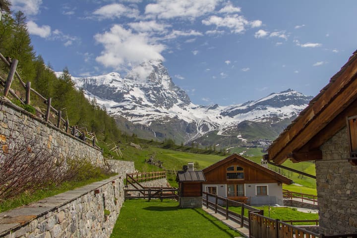 瓦尔图尔嫩凯 (Valtournenche)的民宿