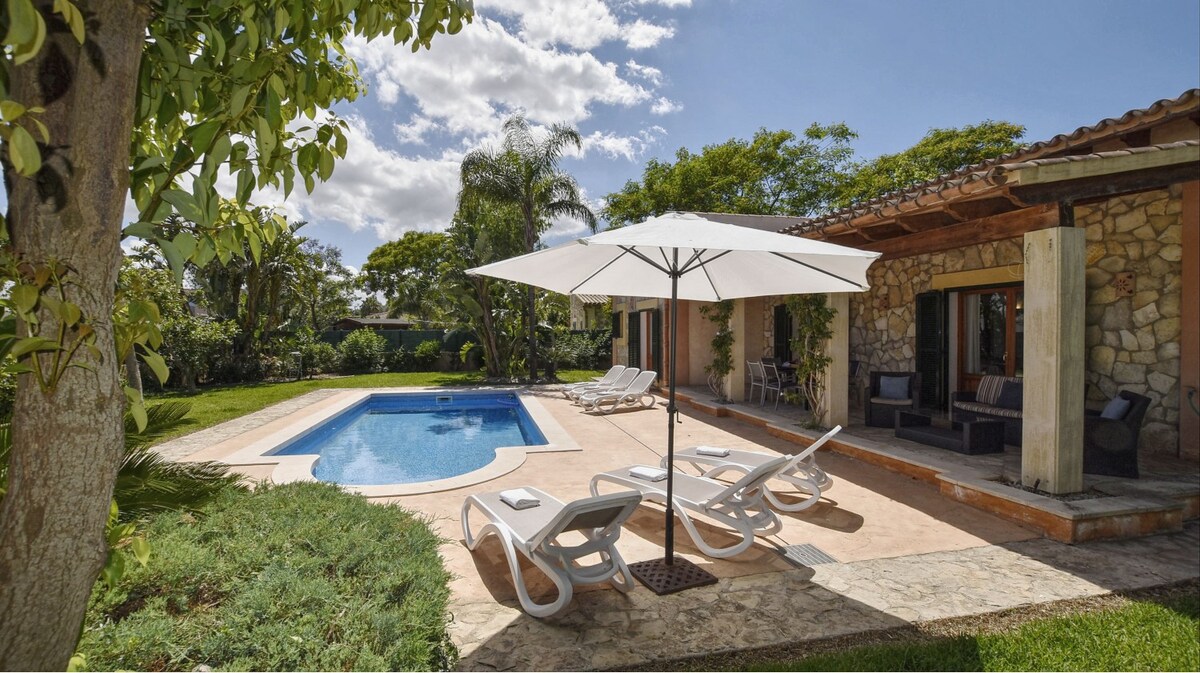 Villa with pool for 6 people