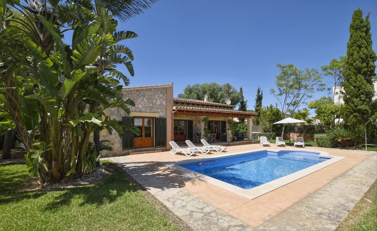 Villa with pool for 6 people