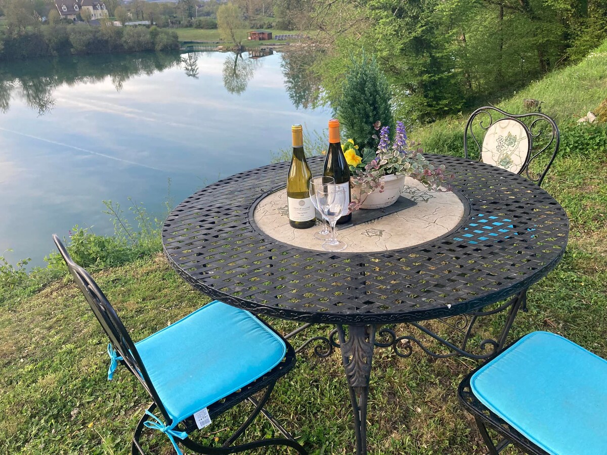 Lac De Lumiere.  Relax with rural lakeside living