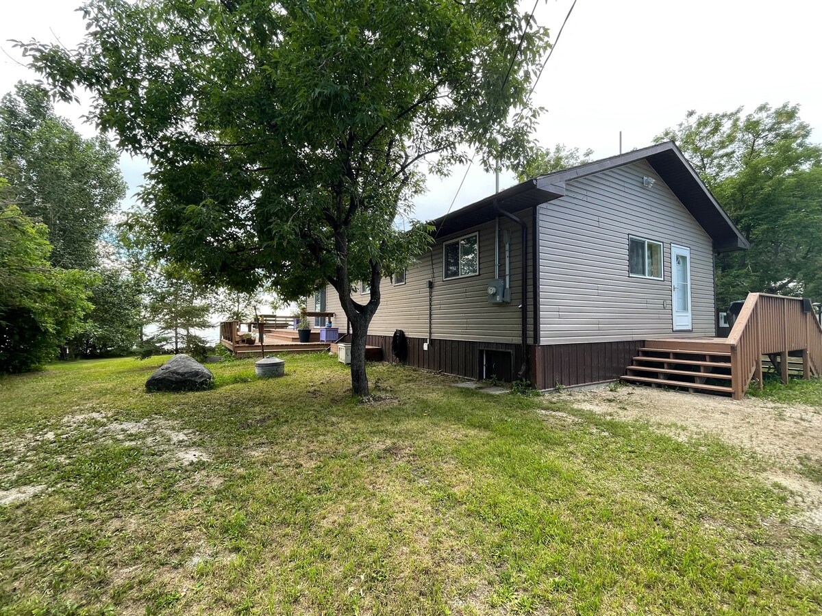 Gorgeous 3-bedroom cottage on lake Manitoba