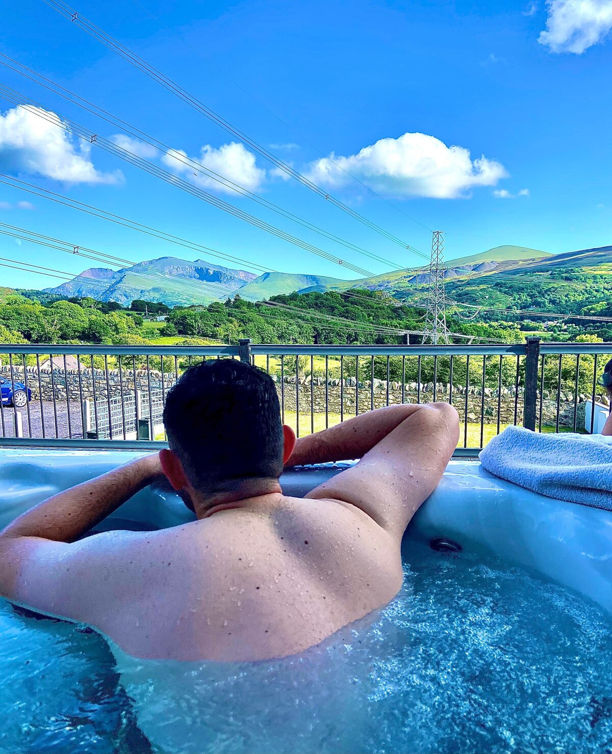 Cottage near Snowdon with hot tub & EV charger