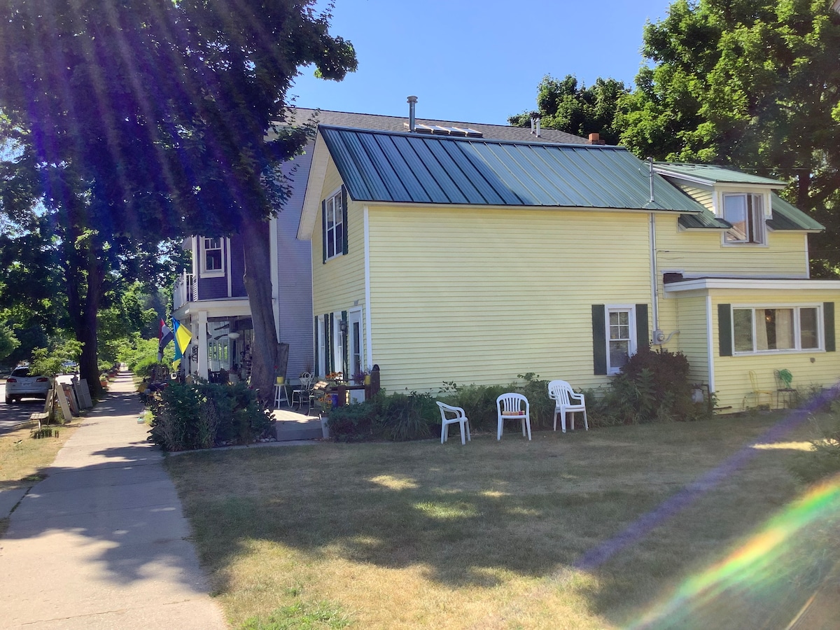 Cheerful 2 bedroom cottage near Empire beach