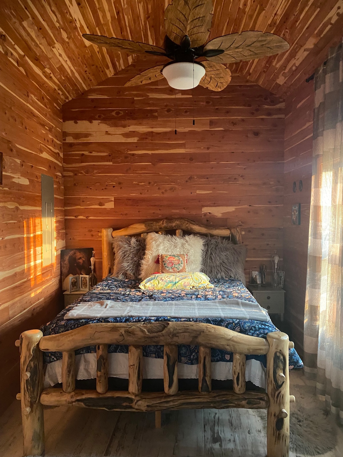 COZY 1-Bedroom Cabin Room