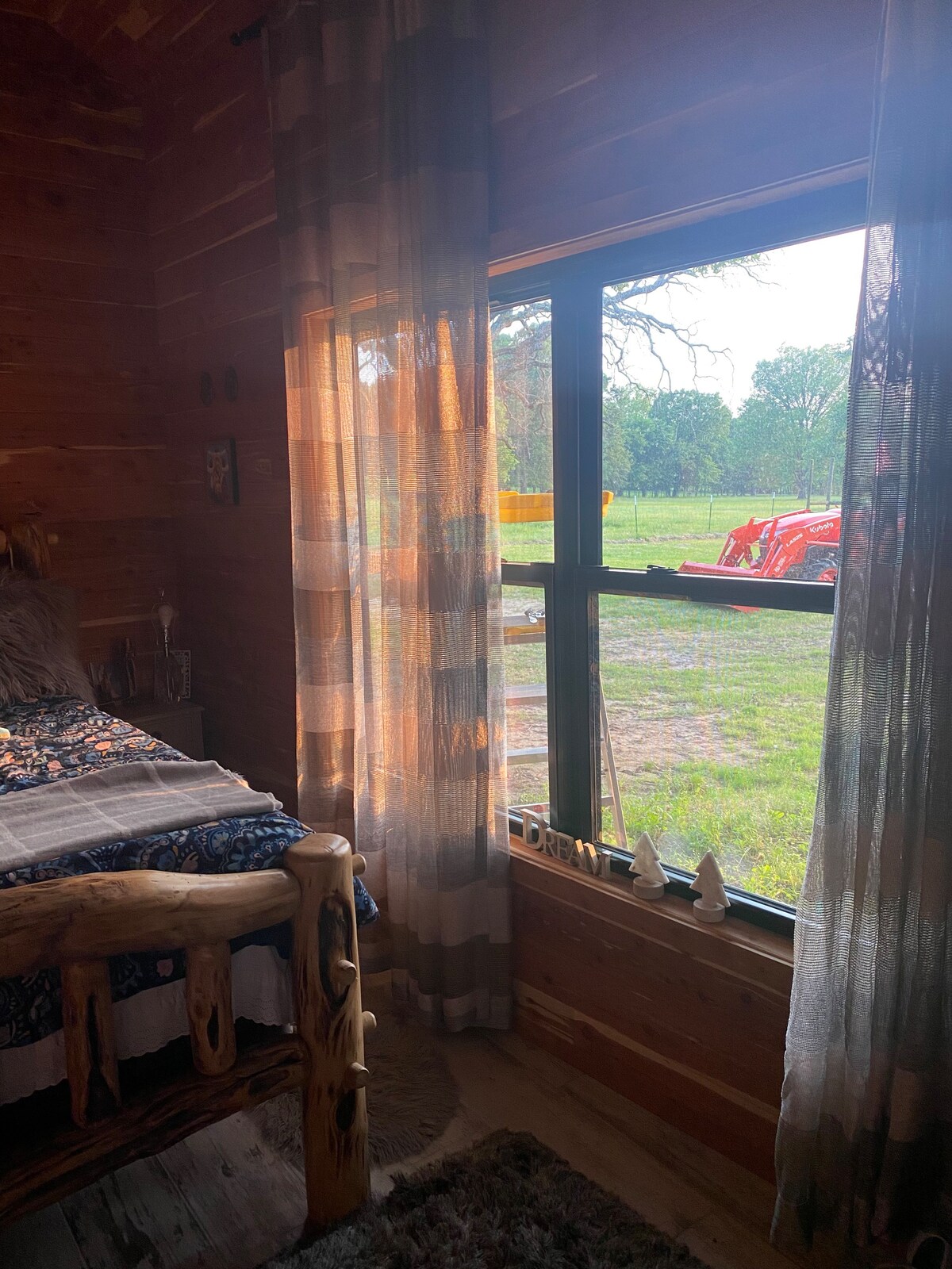 COZY 1-Bedroom Cabin Room