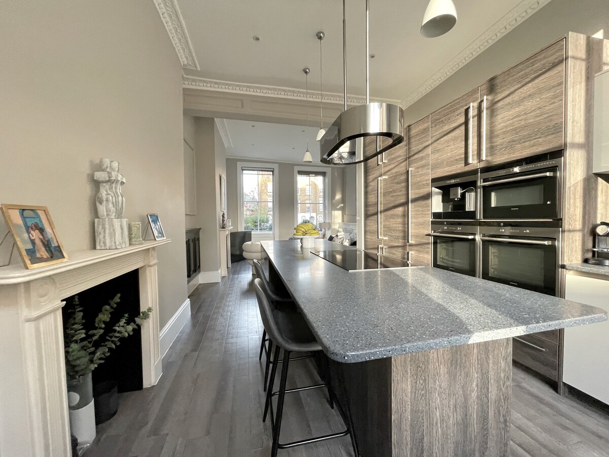 Beautiful 3-Bedroom Townhouse in Central London!