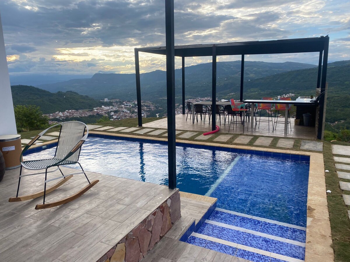 Amplia Villa con piscina y una vista espectacular