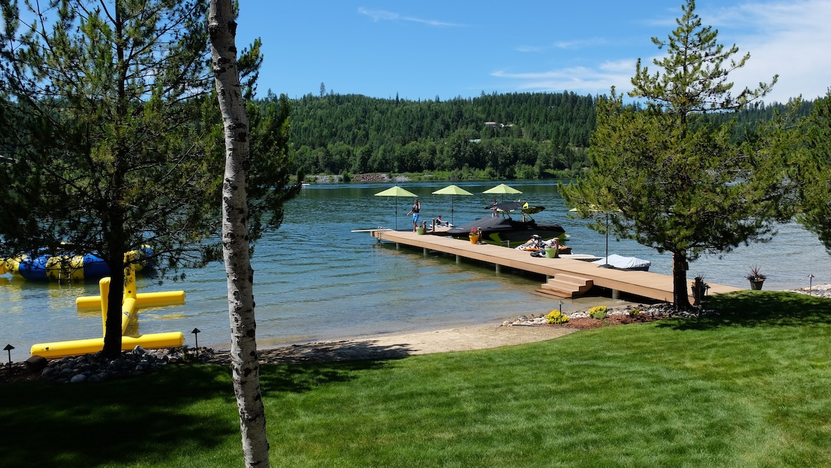 New Listing Waterfront Log Home Private Dock/ Yard