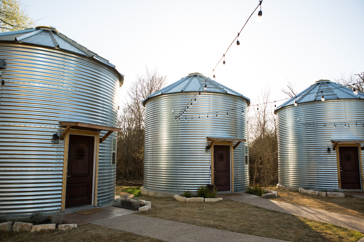 #6 Silo Village 1 Queen bedroom + twin loft