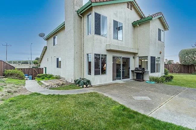 Cheerful 2-bedroom home with indoor fireplace.