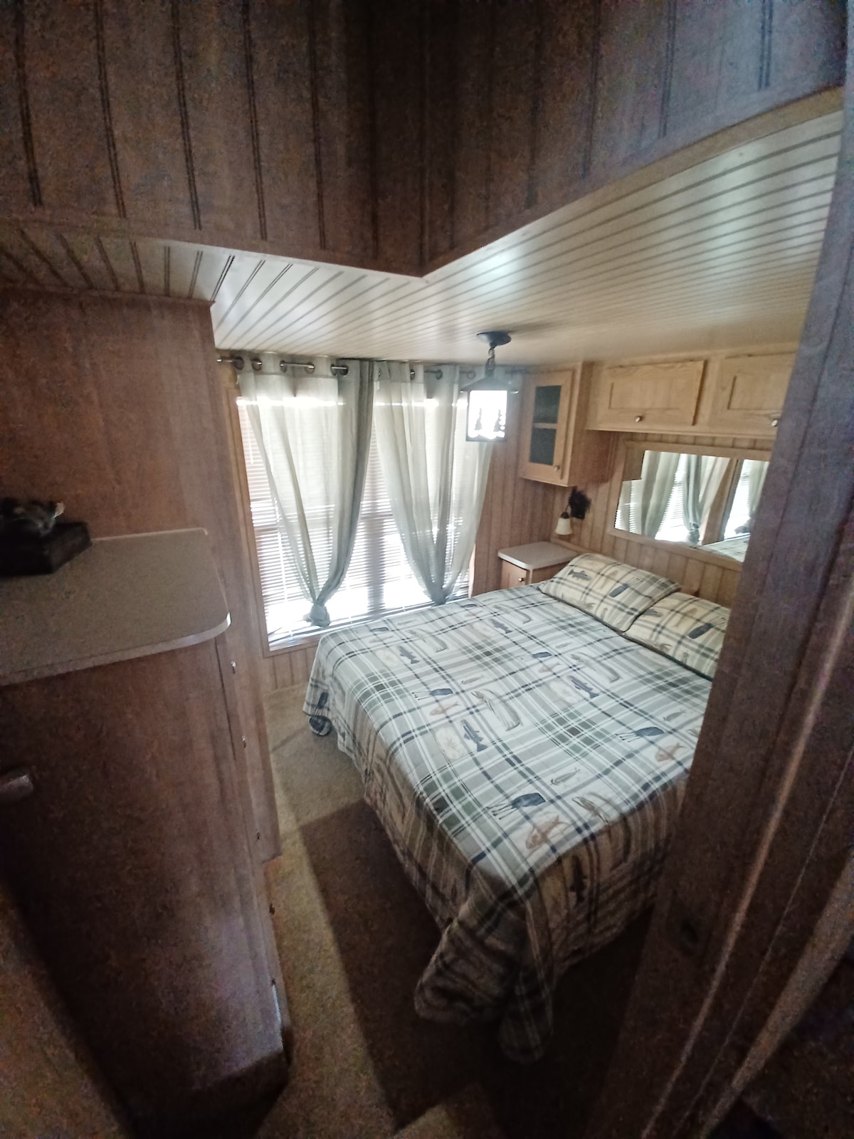 Cedar cabin 1 bedroom w/ upstairs loft.