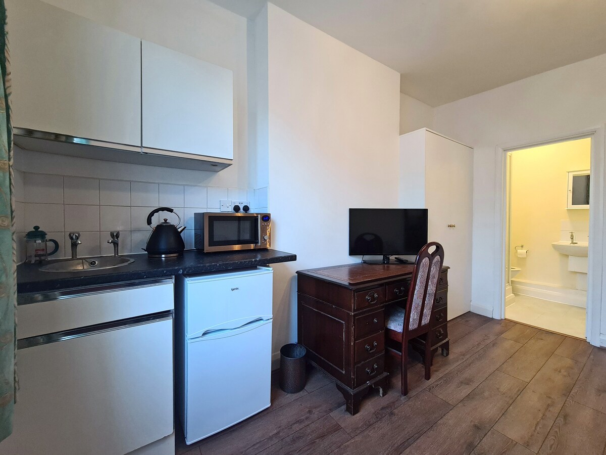 Superior Double Room with En-Suite & Kitchenette