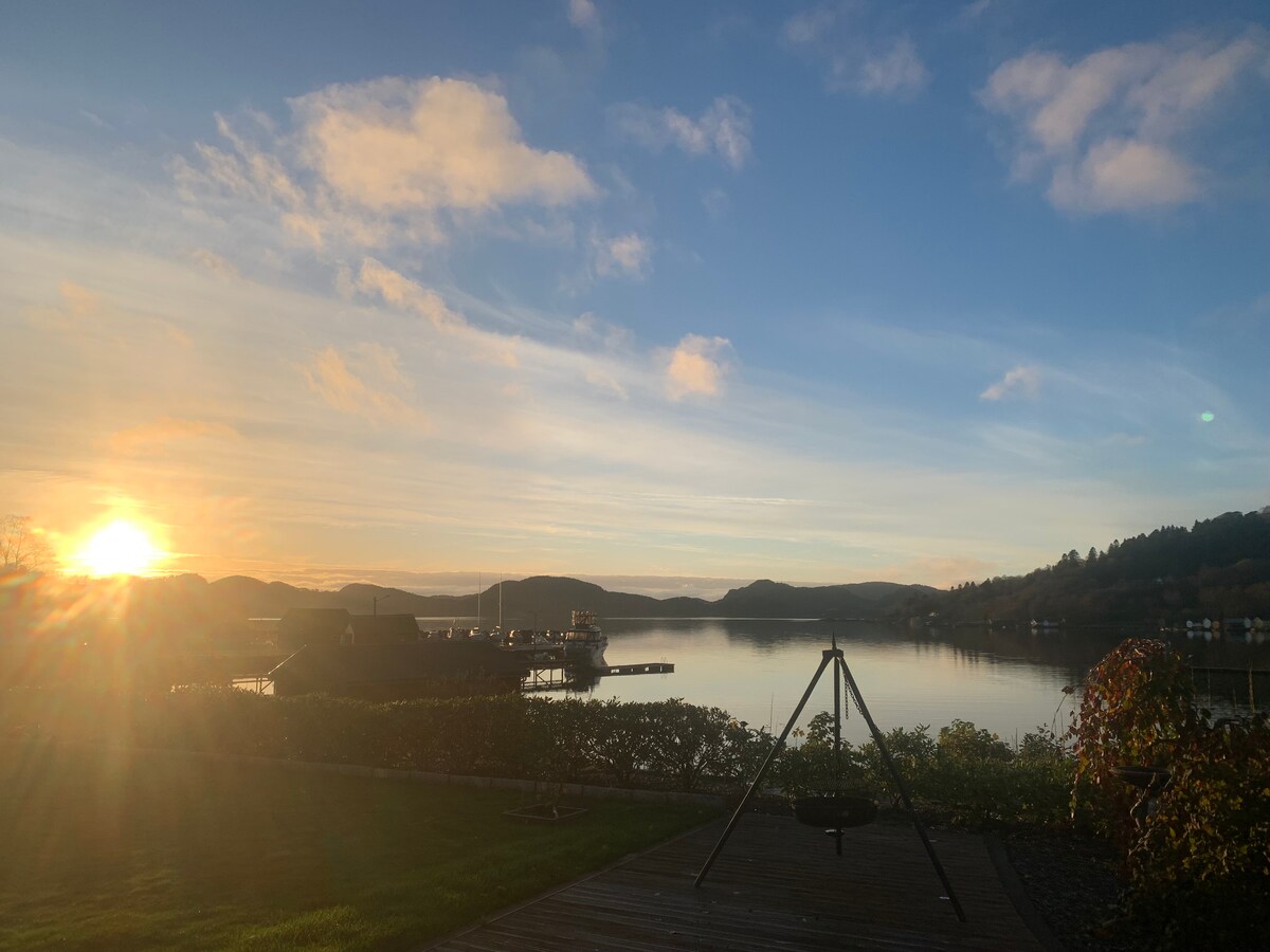 Nydelig leilighet ved sjøen med tilhørende utestue