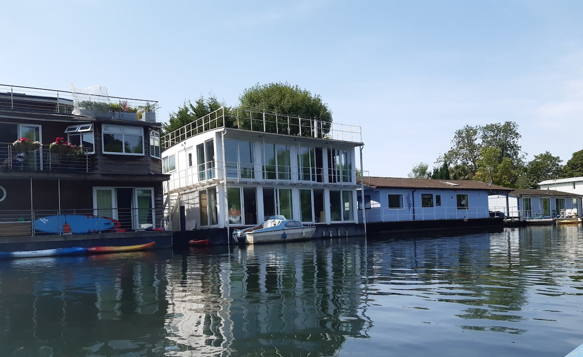 Flat overlooking the river at Hampton Court