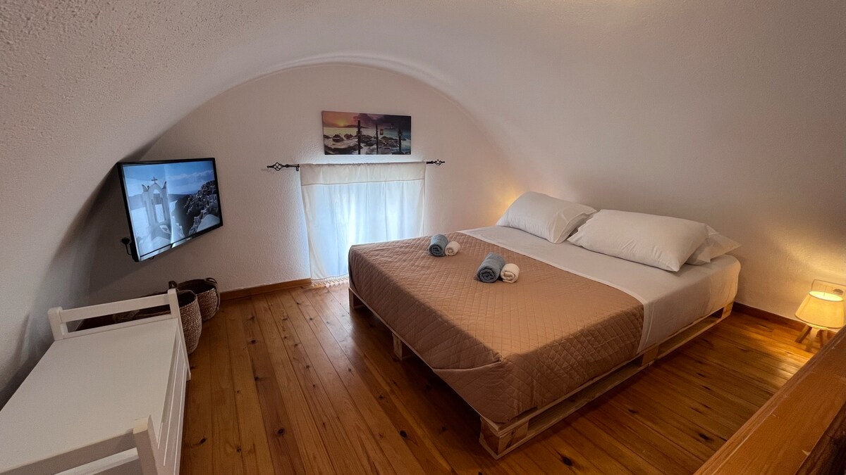 Apartment with attic 30m from famous Caldera View