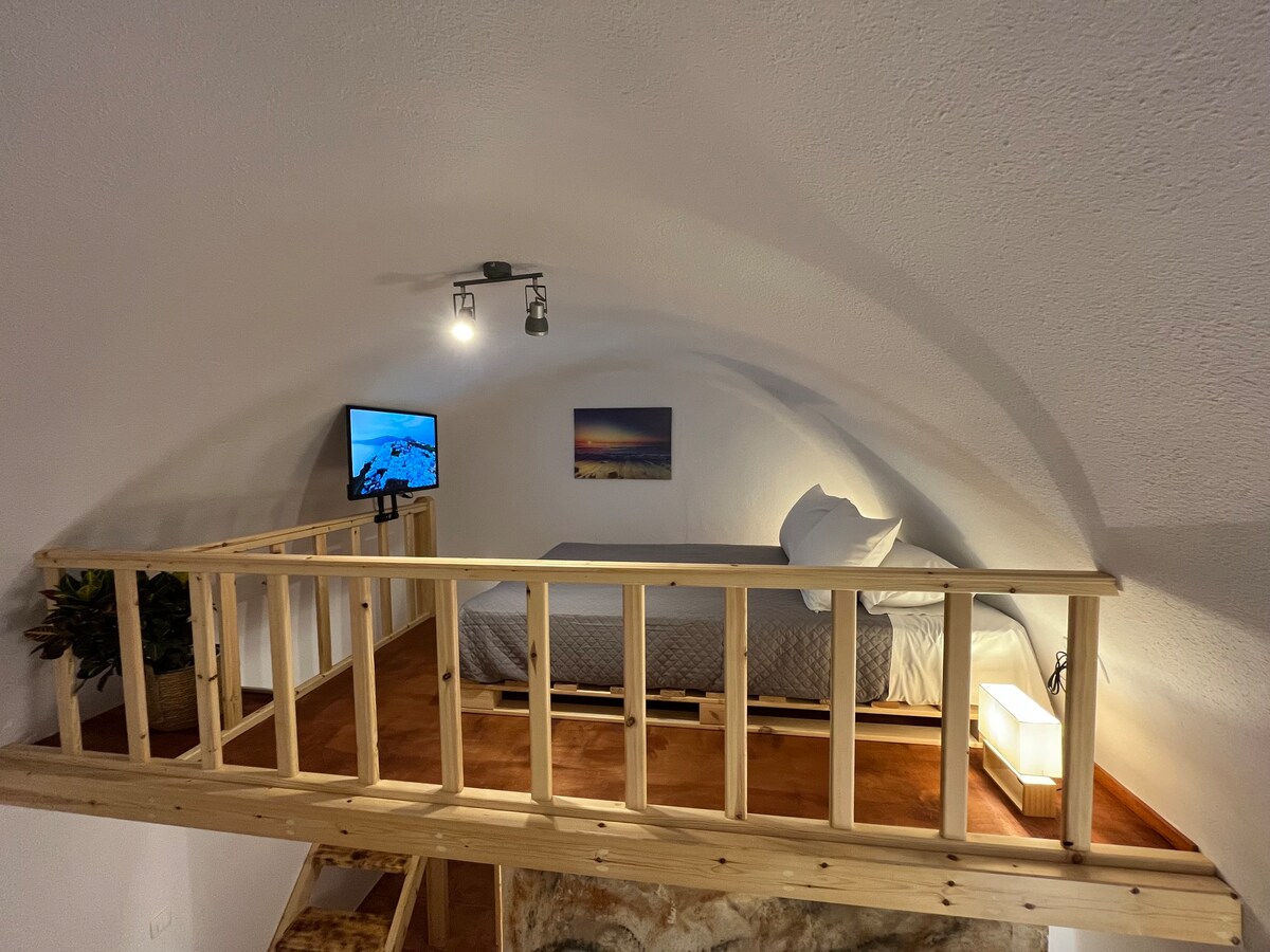 Apartment with attic 30m from famous Caldera View