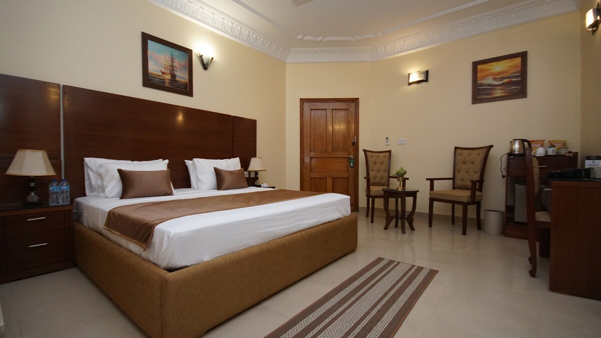 World Inn Karachi的豪华加大双人床客房。