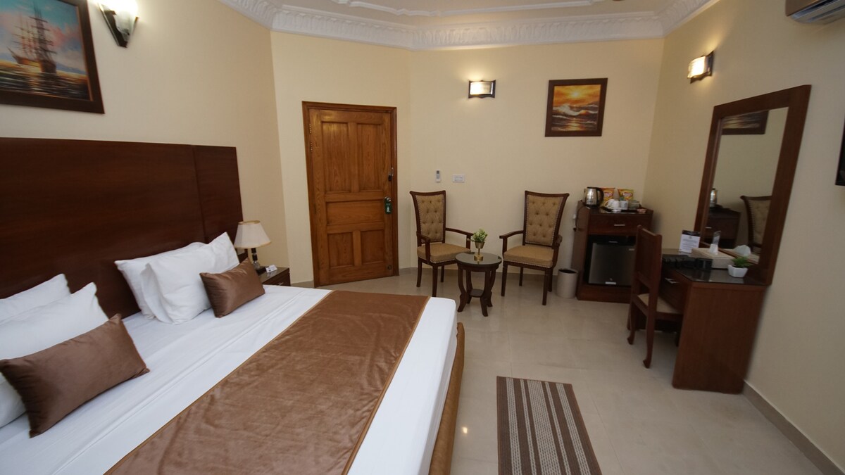 World Inn Karachi的豪华加大双人床客房。