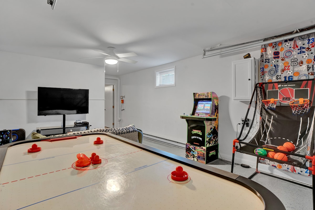 HotTub|GameRoom|Pet-Friendly|PoconosOasis|Bushkill