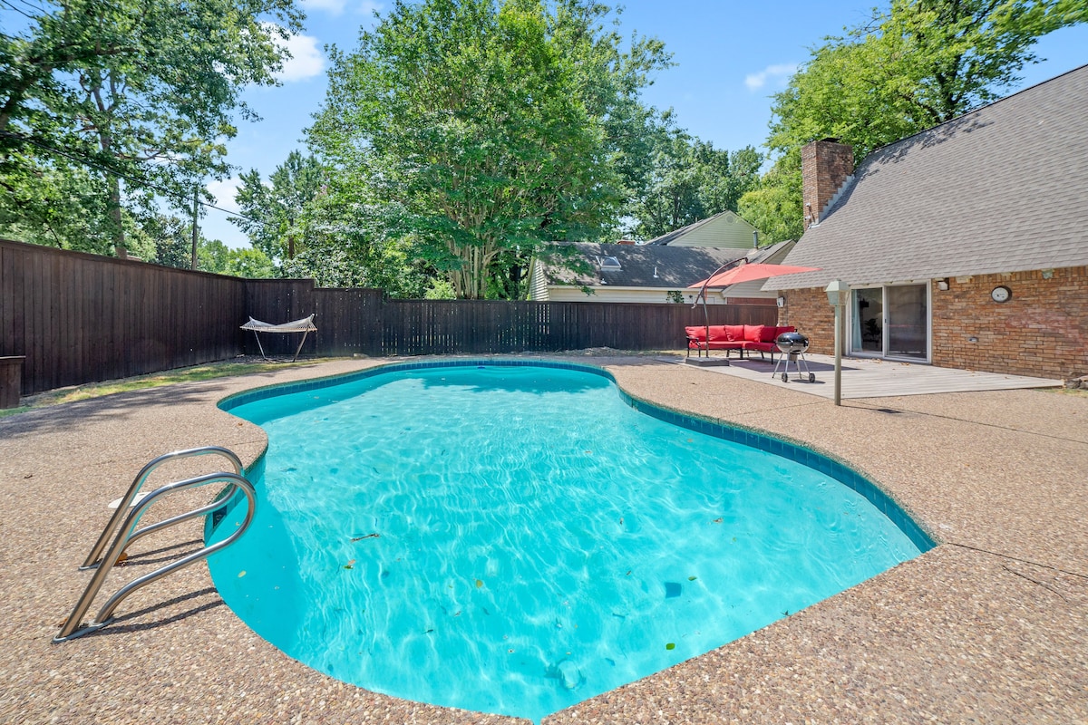 Pool • Patio • Grill • 2 Living Areas • Washer
