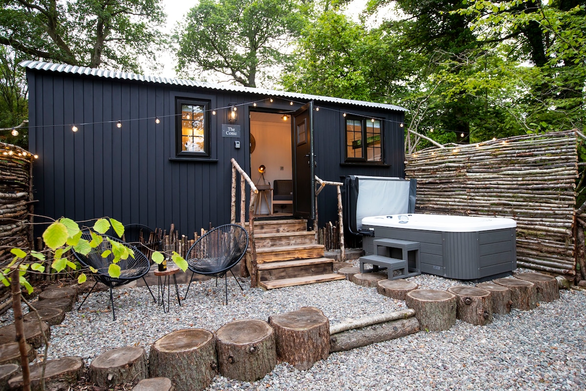 The Conic Hut - luxury shepherd huts with hot tub