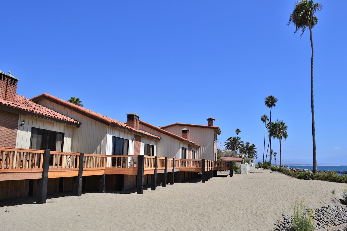 Ocean front Cabin (Pool available)