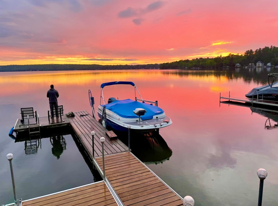 Cheerful 3 bedroom cottage right on the lake!