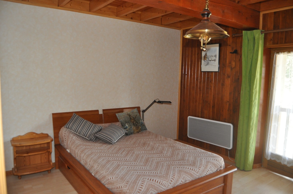 卧室位于乡村别墅的一楼。