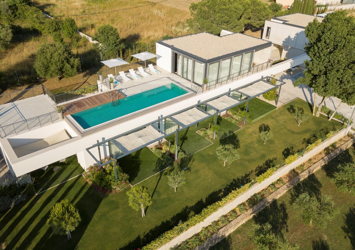 Villa Albina -  Luxury 5BR villa with Scenic Views