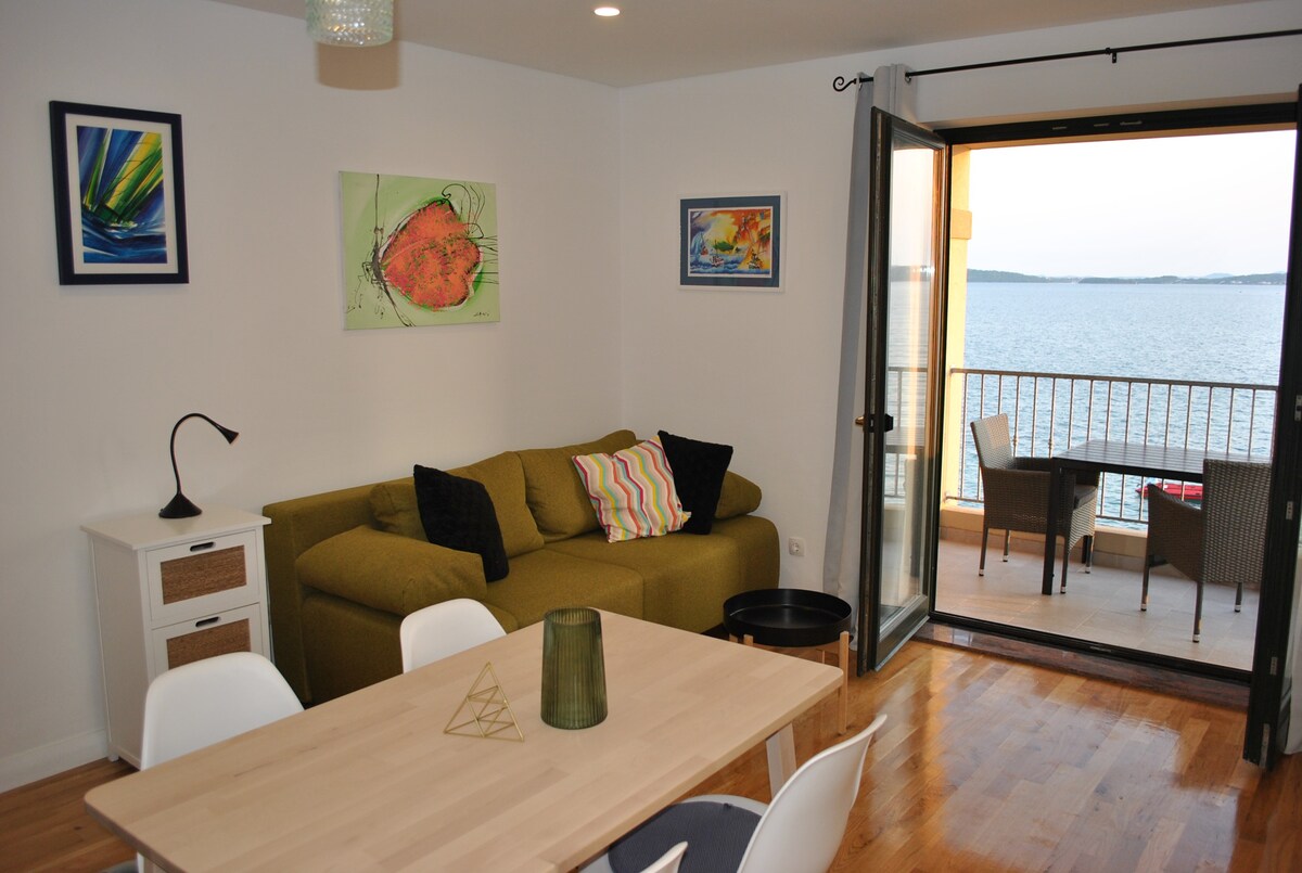 Direct Seaside Apartment