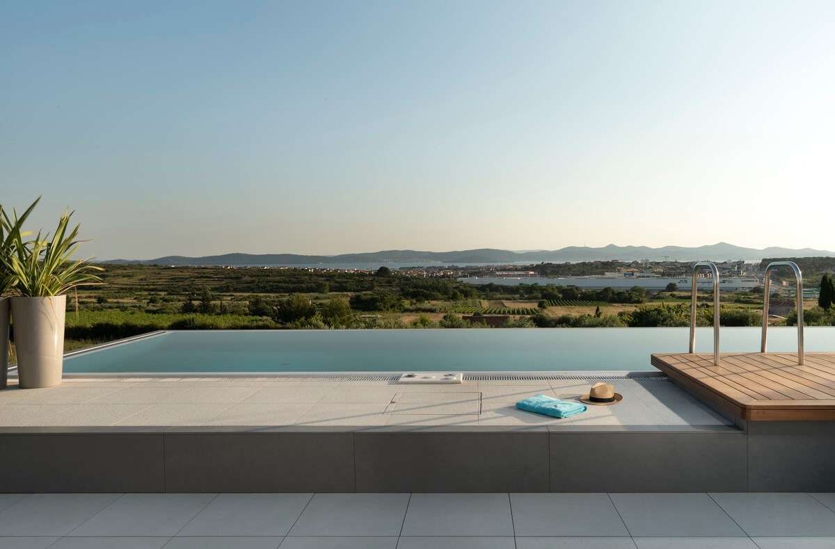 Villa Domenica- Luxury 4BR villa with Scenic View