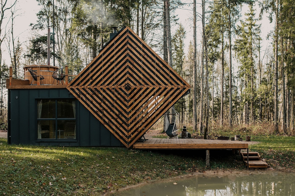 森林中的现代离网小屋+热水浴缸
