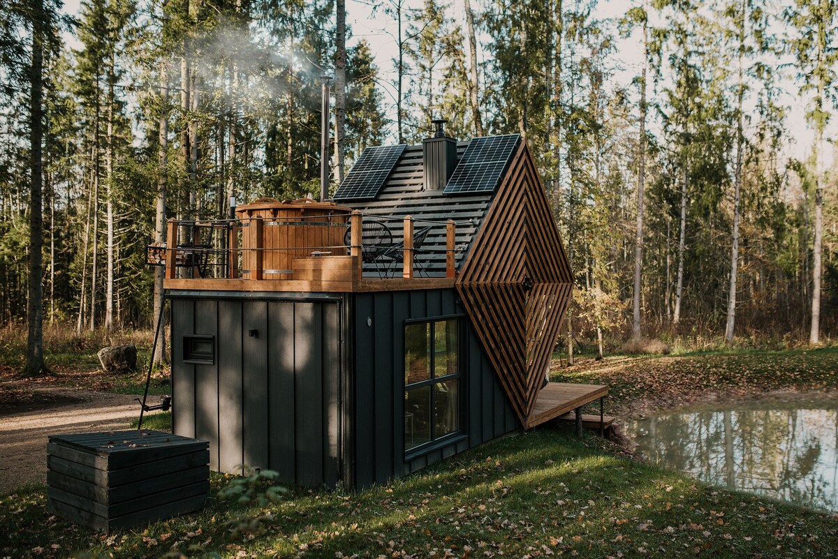 森林中的现代离网小屋+热水浴缸