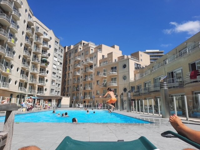 在奥斯坦德海边：奢华游泳池，侧海景