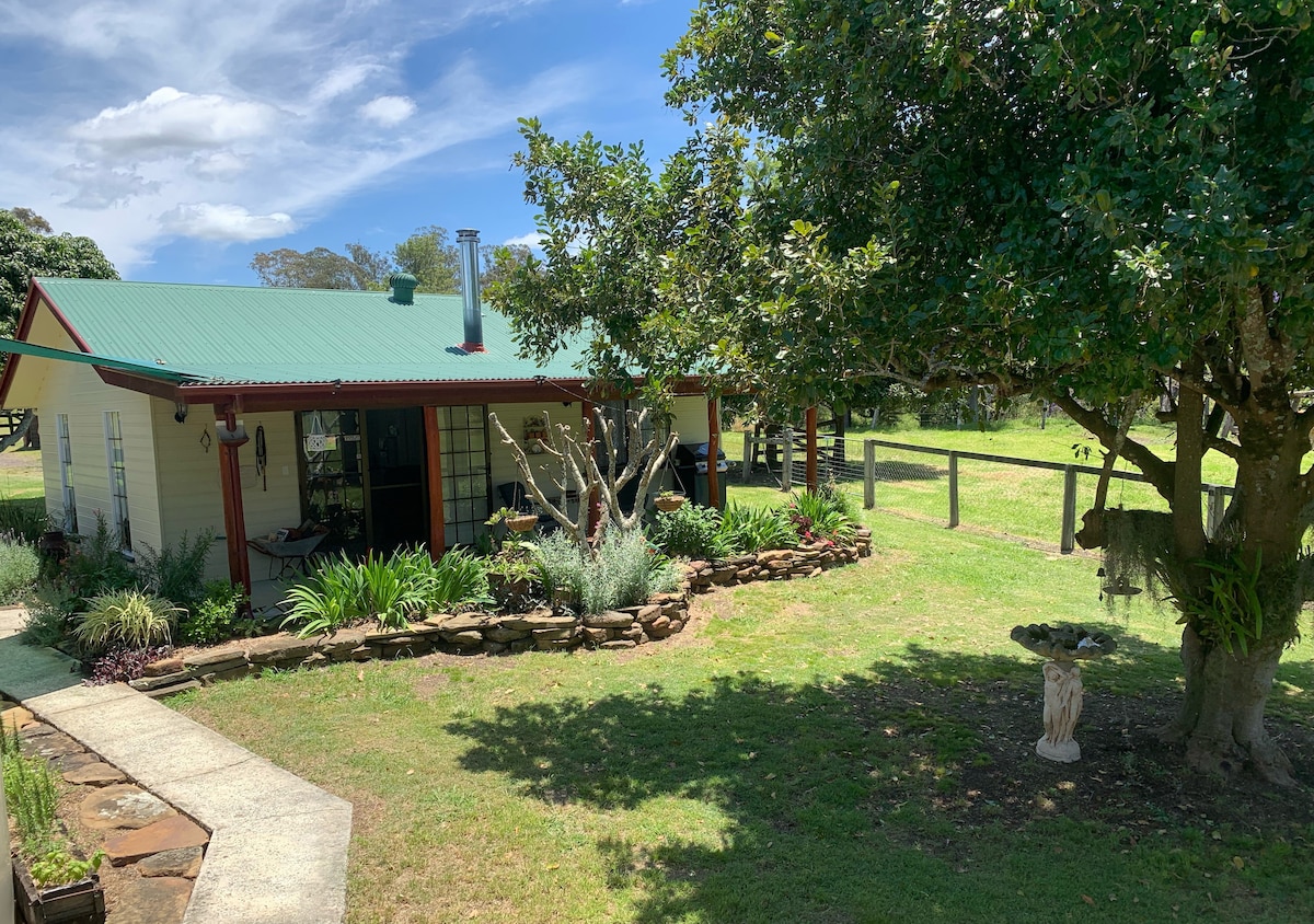 Scenic Rim Farmstay at Maroon 
Eira-Joan Cottage