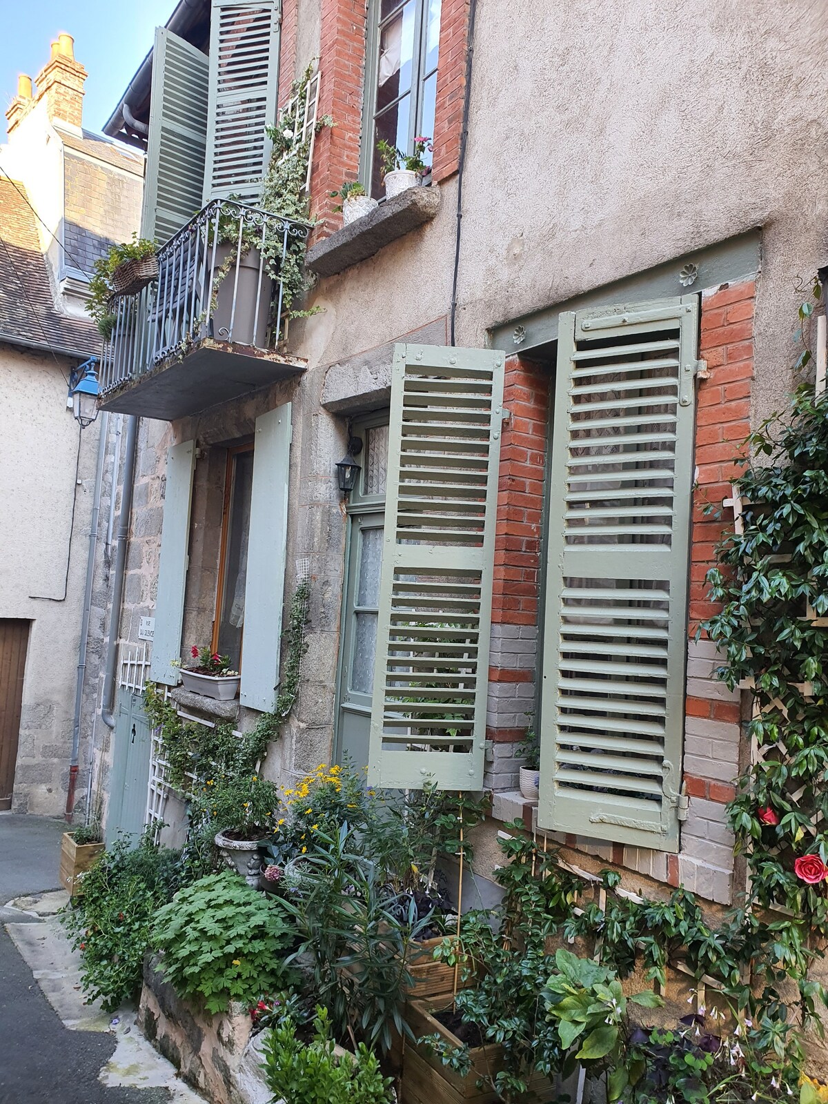 Lovely townhouse right in the village square.