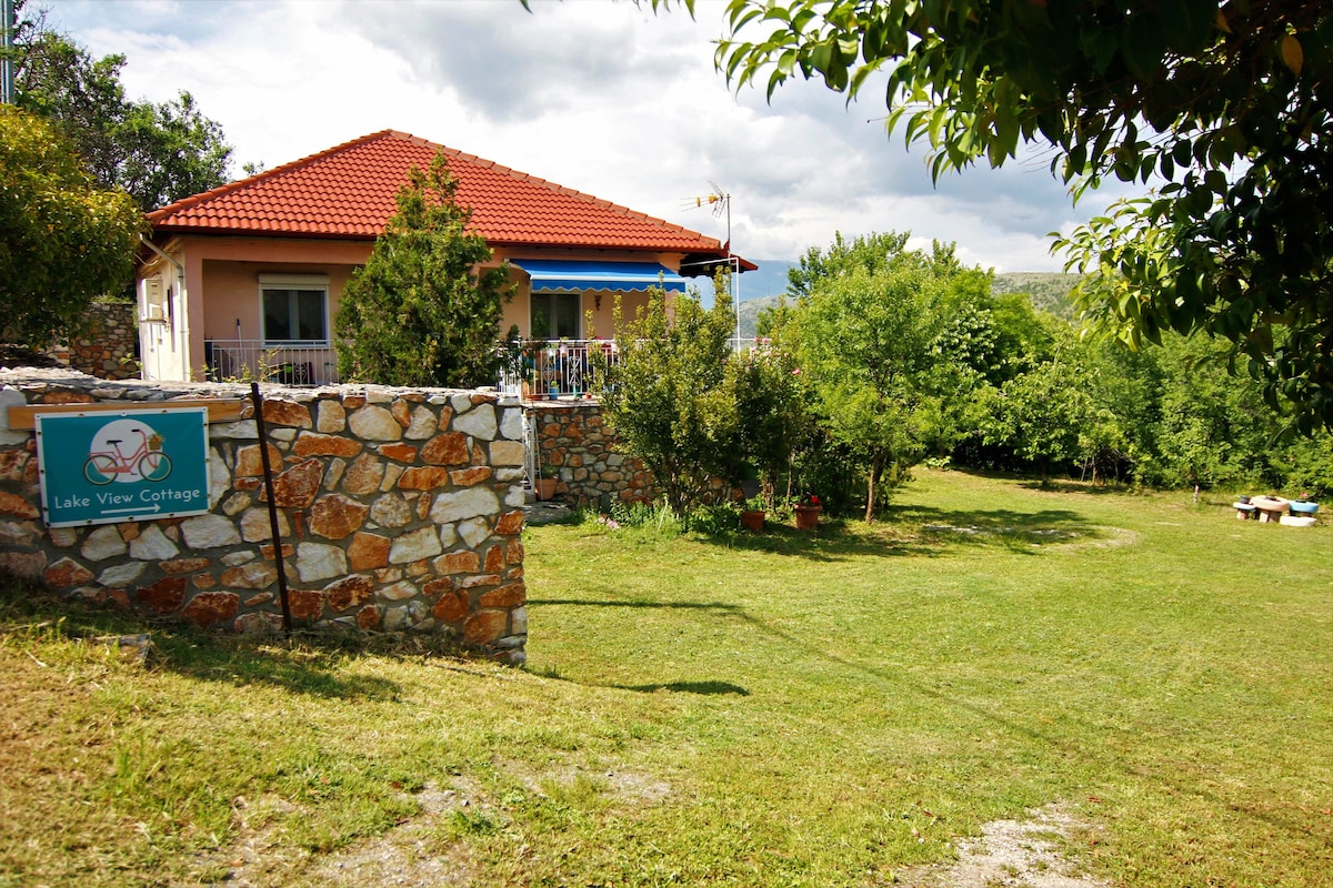 Countryside Cottage with Garden & Lake View