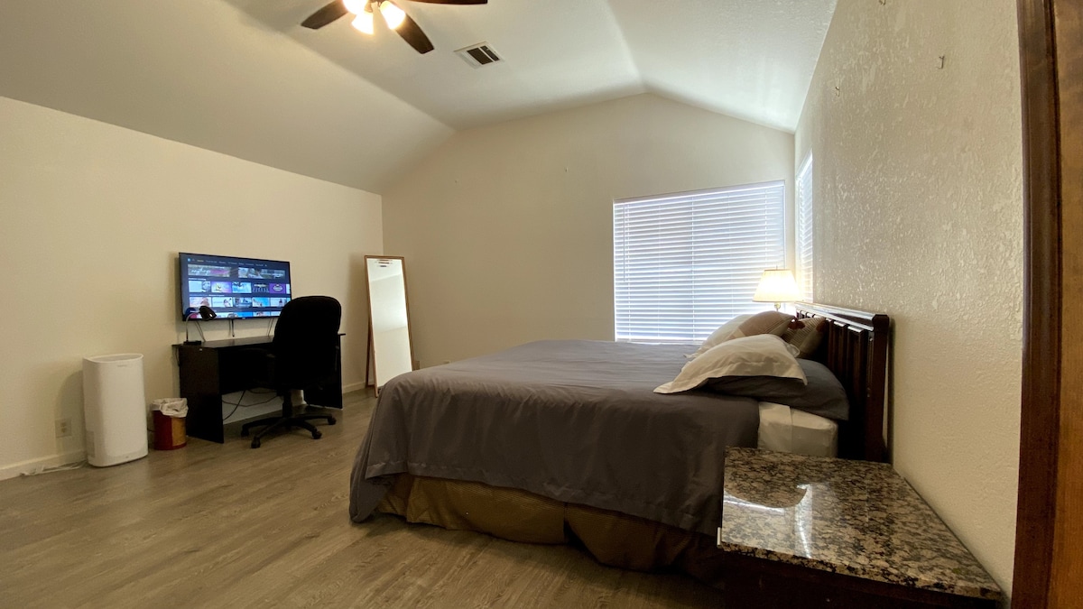 New! Private Spacious Suite-King Bed/Private Bath
